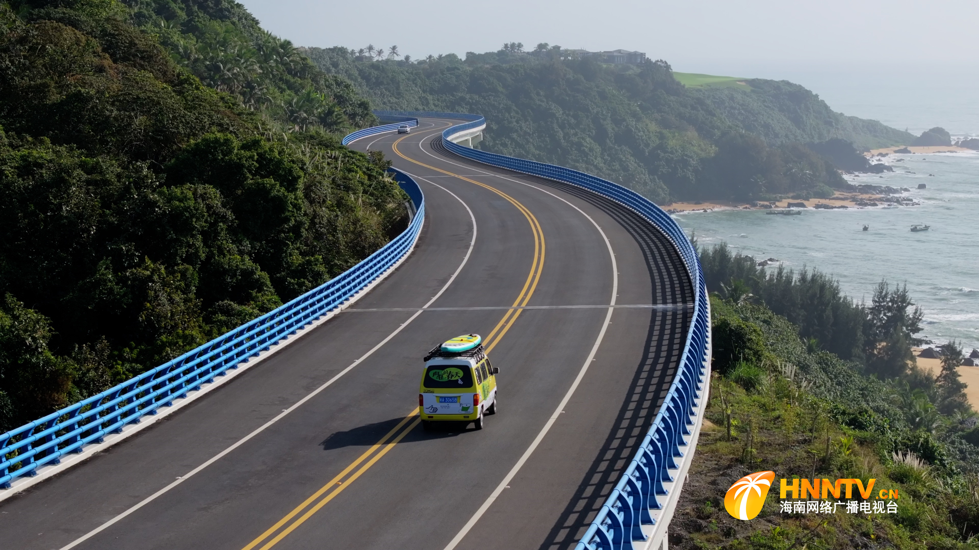 将海南的大海,雨林,公路等自然风光和标志性景观立体化展现