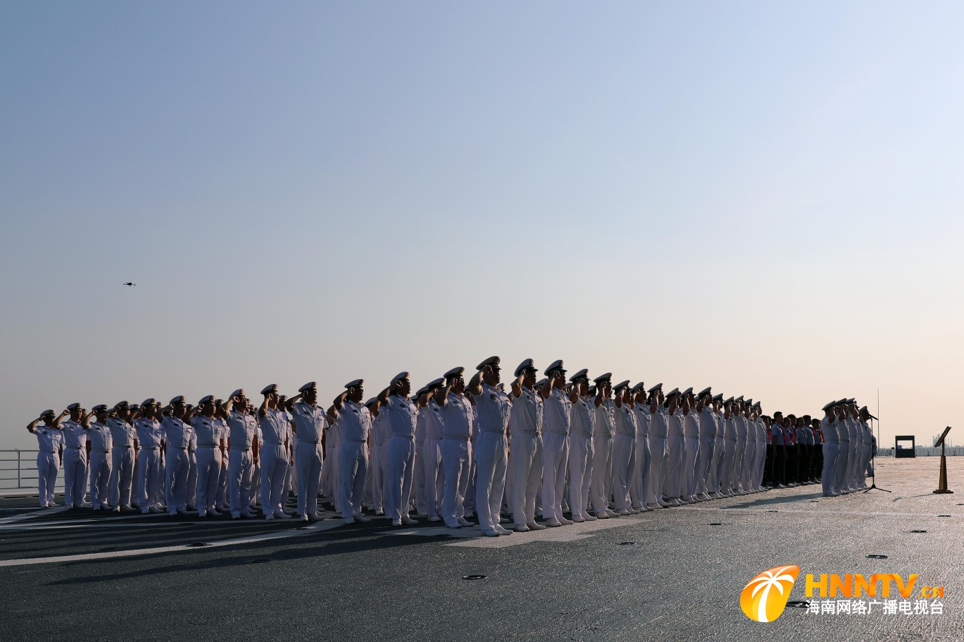 海南舰举行隆重升国旗暨重温军人誓词仪式