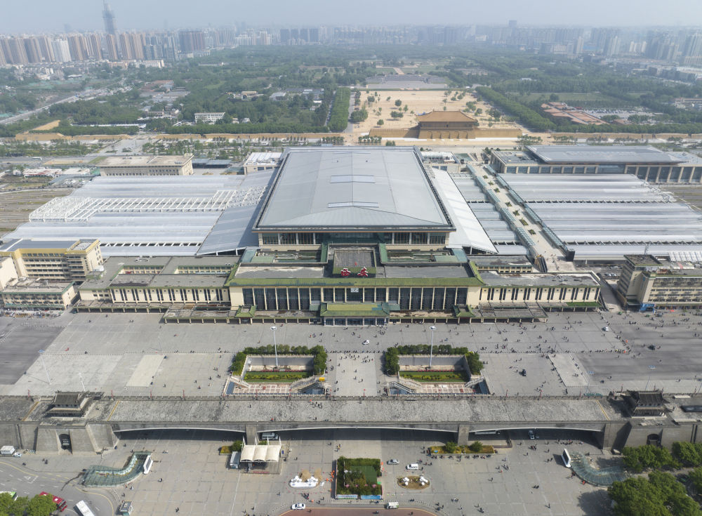 这是西安火车站与其身后的大明宫国家遗址公园
