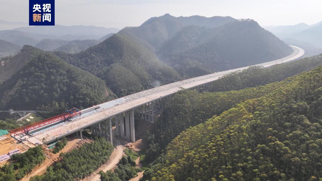 南玉珠高速公路八角垌特大桥顺利贯通