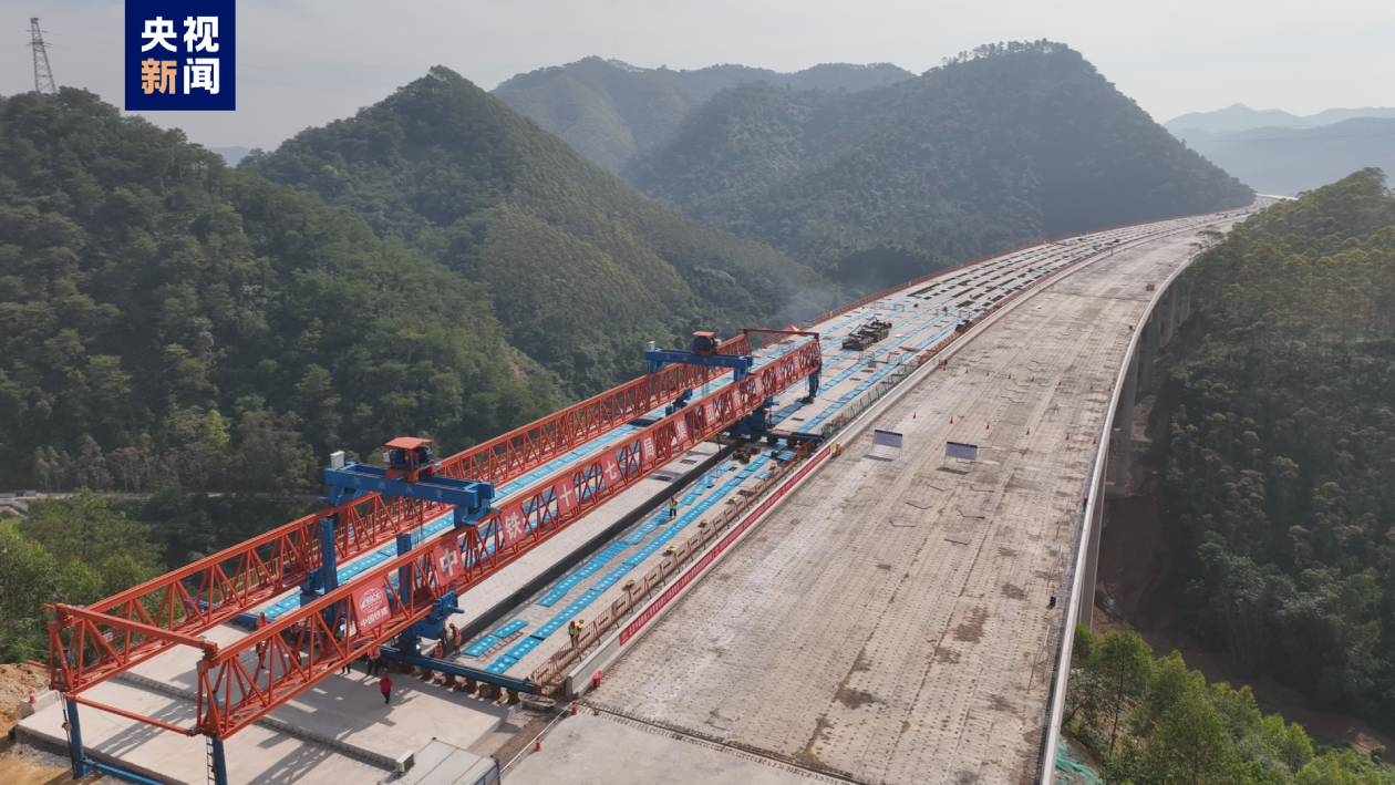 南玉珠高速公路八角垌特大桥顺利贯通
