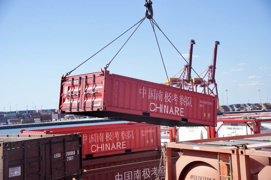 雪龙号停靠澳大利亚弗里曼特尔港补给