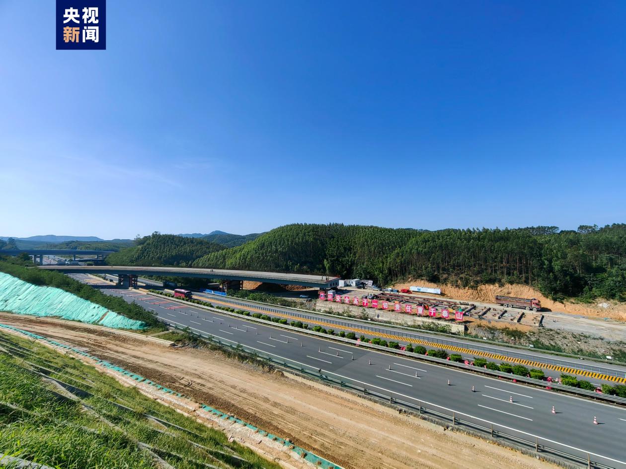 全线通车指日可待广西上横高速公路钢箱梁顶推施工全部完成