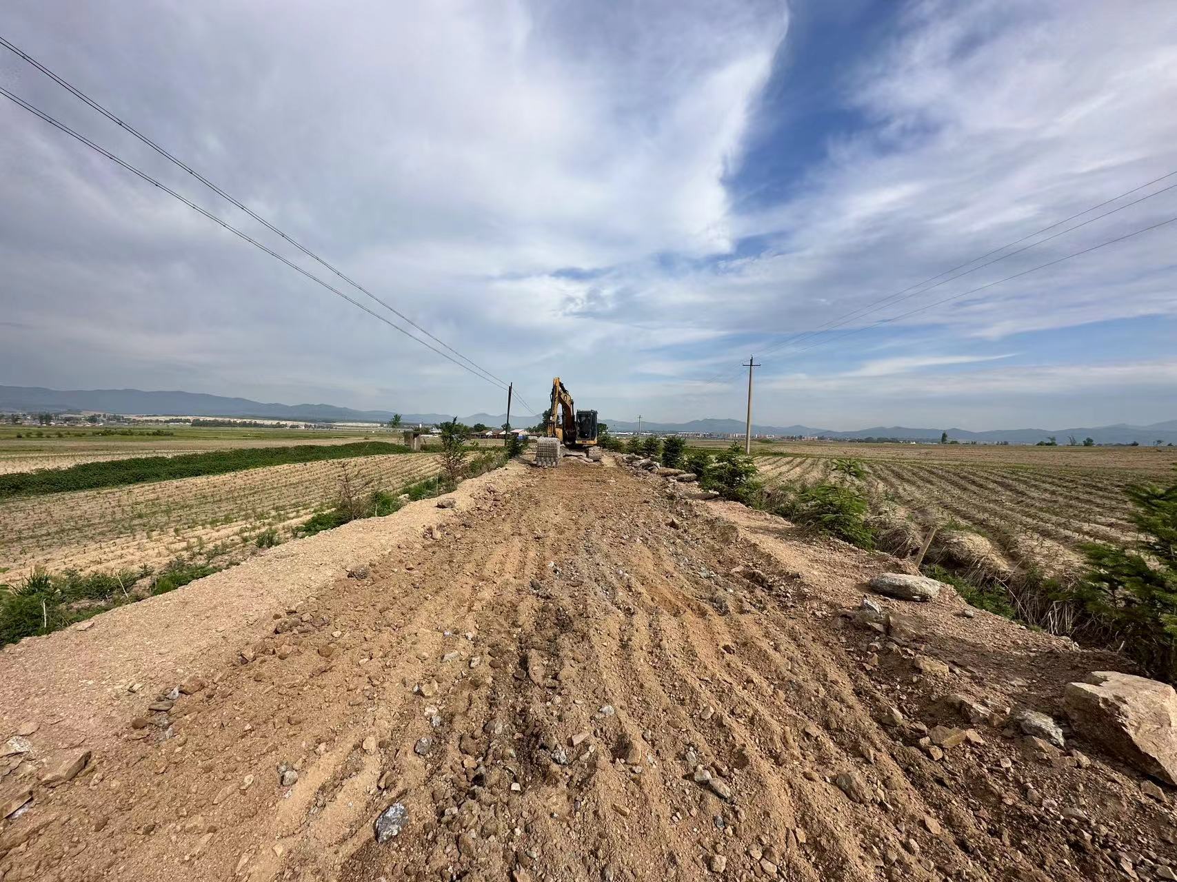 道路施工现场.蛟河市委供图