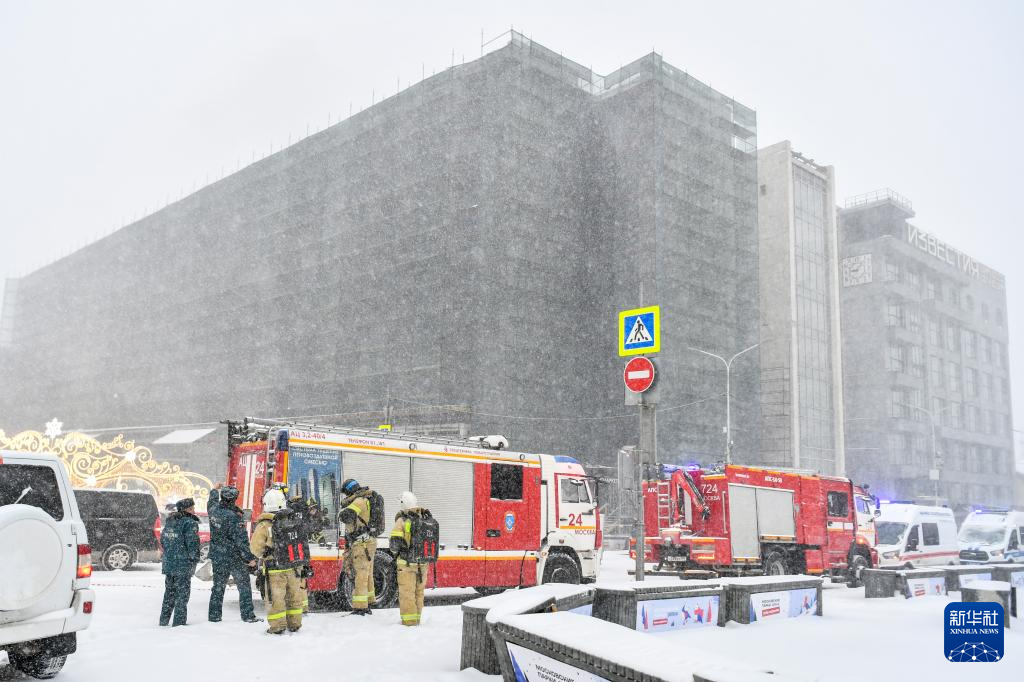 2月15日,在俄罗斯莫斯科,消防车停在《消息报》行政大楼火灾现场.