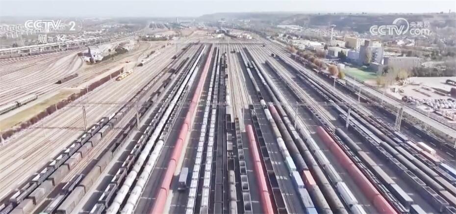 山东潍坊某钢铁企业负责人称:"目前,铁路运量占比由原来的30%增至现在