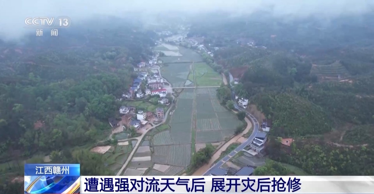 江西赣州多地遭遇强对流天气灾后抢修正在进行