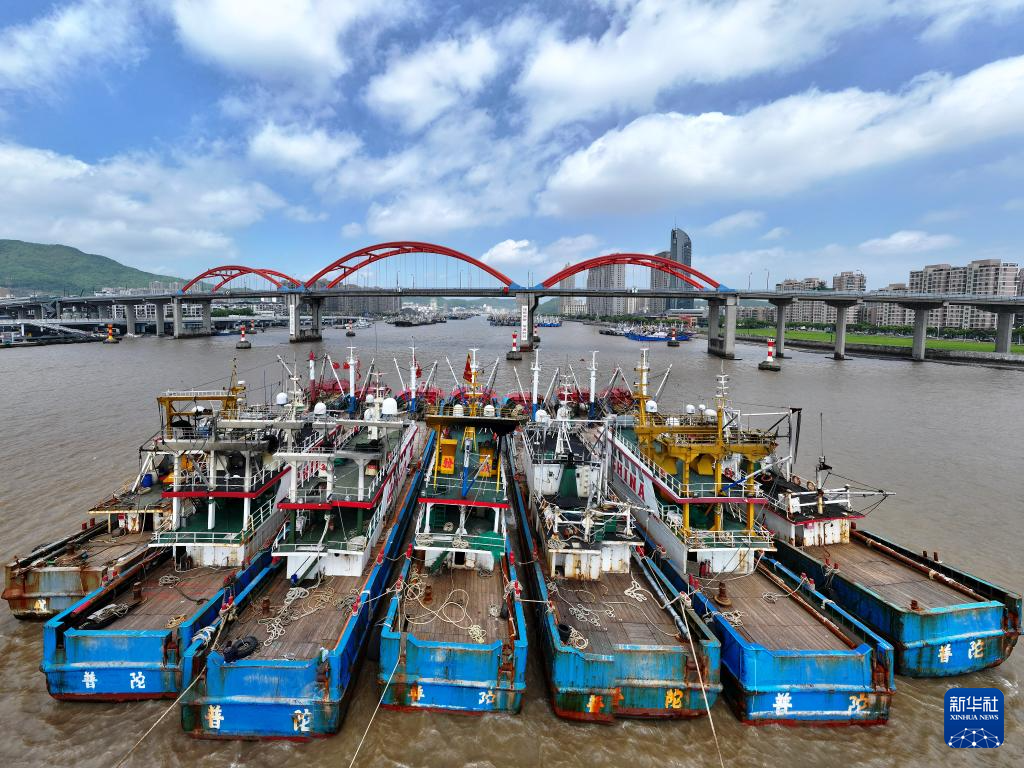 4月29日在浙江省舟山市普陀区沈家门渔港拍摄的锚泊的渔船(无人机