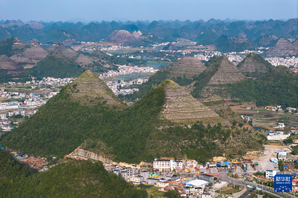 近日,在贵州省安龙县郊外的几座山体因形状酷似金字塔而引发关注.