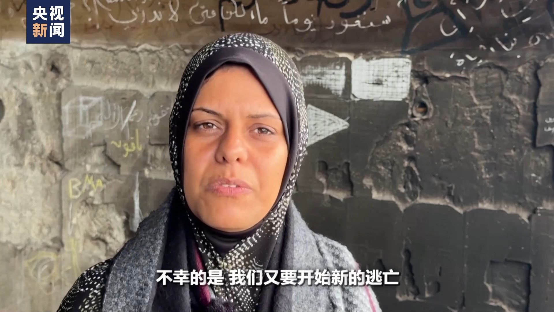 在拉法避难的安塞尔一家把家当装入一辆破旧的汽车,希望在以军对该