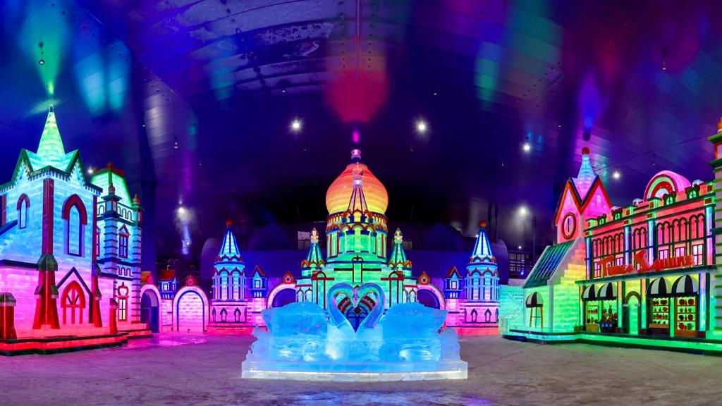 摄)哈尔滨冰雪大世界股份有限公司负责人介绍,这座沉浸式冰雪光影互动