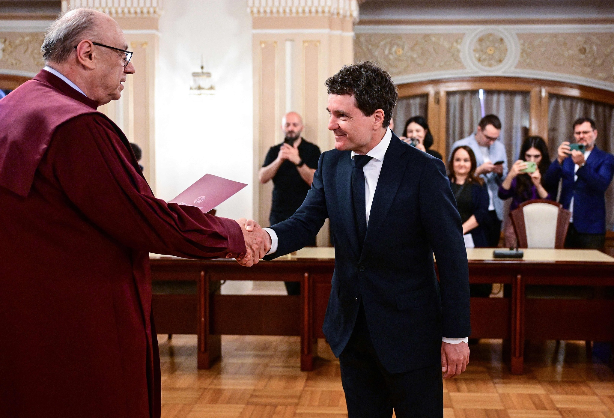 罗马尼亚宪法法院确认达恩当选新总统